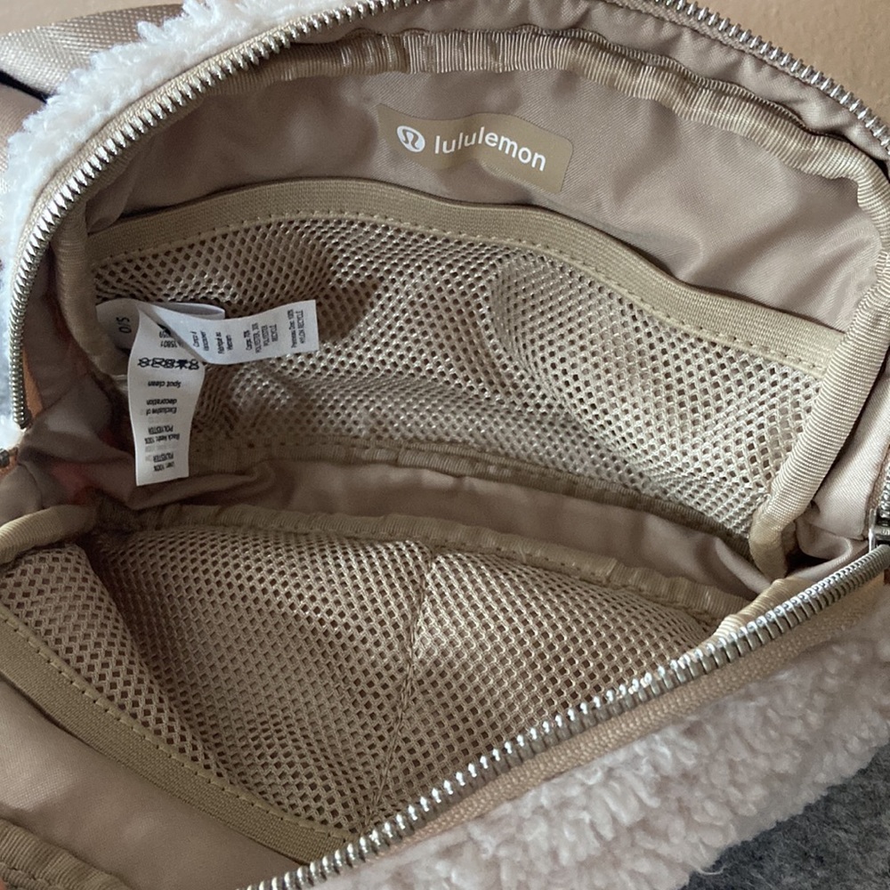 Lululemon everywhere fleece bag - Picture 8 of 9